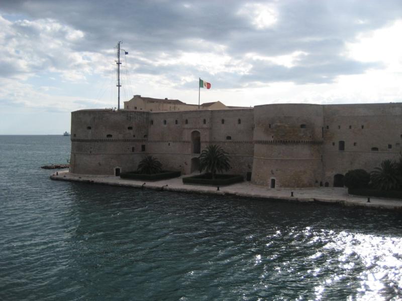 photo_001_the_Location_Aragonese_Castle_and_the_Navigable_Canal