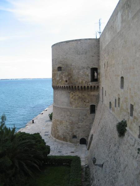 photo_005_the_Location_Aragonese_Castle_and_the_Navigable_Canal