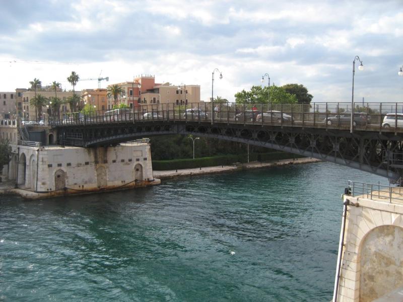 photo_010_the_Revolving_Bridge_and_the_Navigable_Canal
