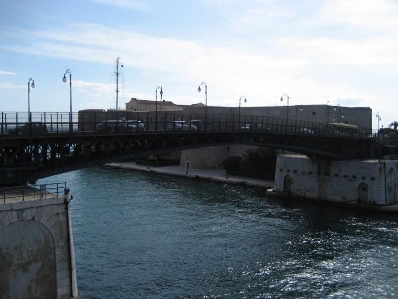 photo_011_the_Revolving_Bridge_and_the_Navigable_Canal