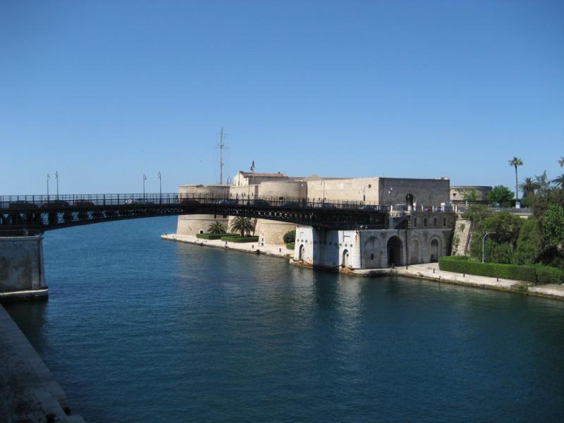 photo_016_the_Location_Aragonese_Castle_and_the_Navigable_Canal