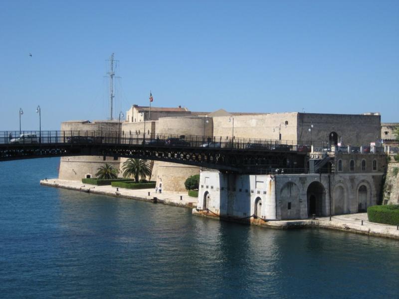 photo_017_the_Location_Aragonese_Castle_and_the_Navigable_Canal
